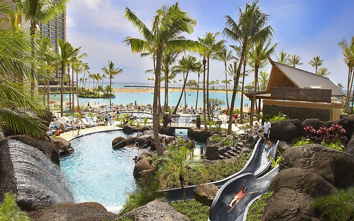 Khách sạn Hilton Hawaiian Village ở Hawaii (Mỹ). Bốn máng trượt nước và 5 hồ bơi của khách sạn Hilton Hawaiian Village cho phép du khách thỏa thích vui chơi và thư giãn.