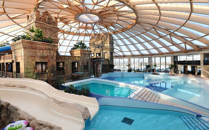 Aquaworld của khách sạn Ramada Resort ở Budapest, Hungary là một trong những công viên nước trong nhà lớn nhất châu Âu, và được thiết kế dựa trên kiến trúc đền Angkor Wat của Campuchia. Nơi này có 11 máng trượt nước tạo thành một cầu trượt với tổng chiều dài gần 1 km được bao bọc trong một máo vòm kính rộng 73 m.