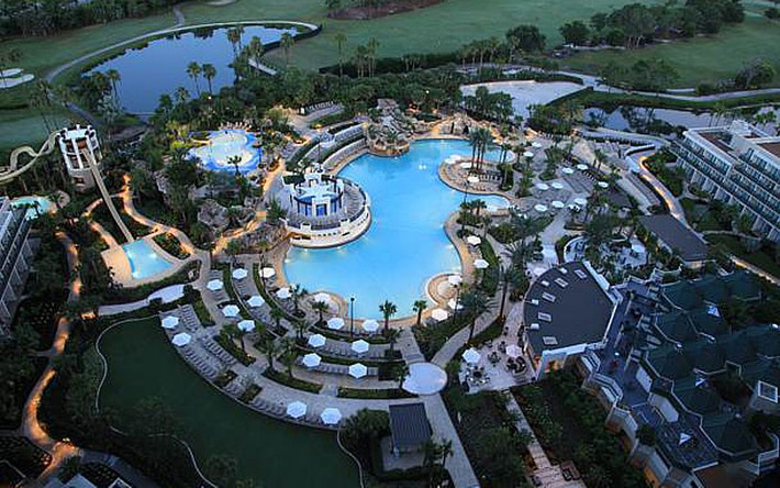 Khách sạn Orlando World Centre Marriott ở Florida (Mỹ) có một công viên nước được bao quanh bởi khu vườn nhiệt đới. Khách sạn này có 2 máng trượt nước khá ấn tượng, một máng quanh co dài 60 m và một máng nước tốc độ cao dài 27 m.
