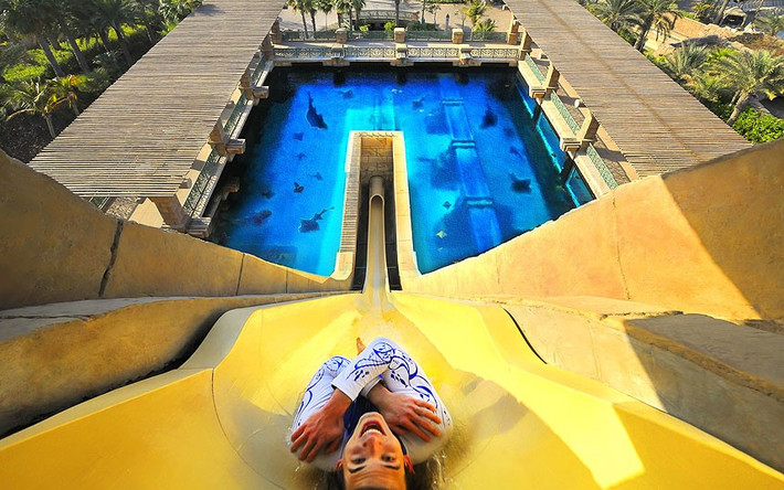 Máng trượt nước tại khách sạn Atlantis The Palm ở Dubai, các tiểu vương quốc Arab thống nhất. Nằm trên hòn đảo nhân tạo Palm Jumeirah, Công viên nước Aquaventure của khách sạn này được đánh giá là khu nghỉ mát tốt nhất ở Trung Đông. The Tower of Neptune là một trong những máng trượt nước ấn tượng nhất tại công viên này.