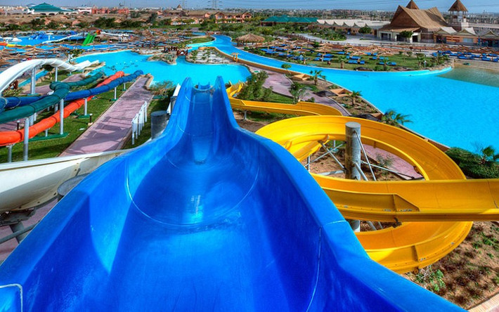 Khách sạn Jungle Aqua Park nằm trên bờ Biển Đỏ của Ai Cập, là nơi có công viên nước lớn nhất, với 35 máng trượt nước và 14 hồ bơi trong nhà.