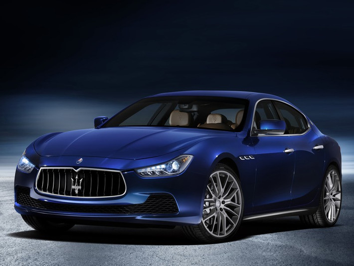 Siêu xe Maserati Ghibli được trang bị ba động cơ V6 tăng áp, trong đó có hai động cơ xăng 3.0 và một động cơ diesel tiết kiệm nhiên liệu 3.0. Ngoại thất của Maserati Ghibli nổi bật với chắn bùn phồng lên, cặp đèn pha với dải đèn LED chiếu sáng ban ngày hiện đại…