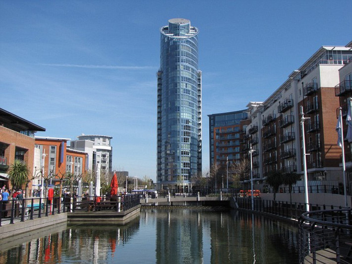 Tòa nhà 14 tầng ở Portsmouth, Anh, với tầm nhìn ra bến cảng và Lâu đài Porchester, rao bán các căn hộ với giá 927.000 USD.