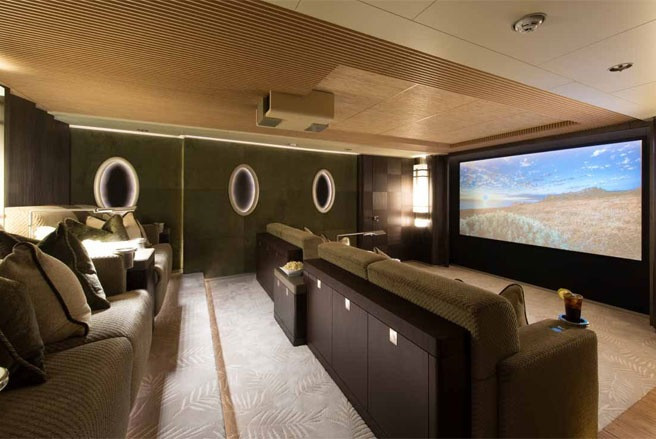 Siêu du thuyền có một phòng chiếu phim 3D và một kho chứa các vật dụng thể thao biển như cano, xuồng, ván lướt…
