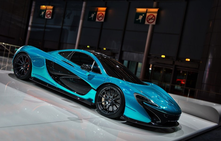 Siêu xe McLaren P1 đầu tiên đã có mặt đại lý xe hơi của hãng tại Newport Beach, bang California, Mỹ. McLaren P1 chỉ được sản xuất với số lượng cực ít – 375 chiếc trên toàn thế giới, trong đó đã có 250 chiếc được đặt hàng sẵn.