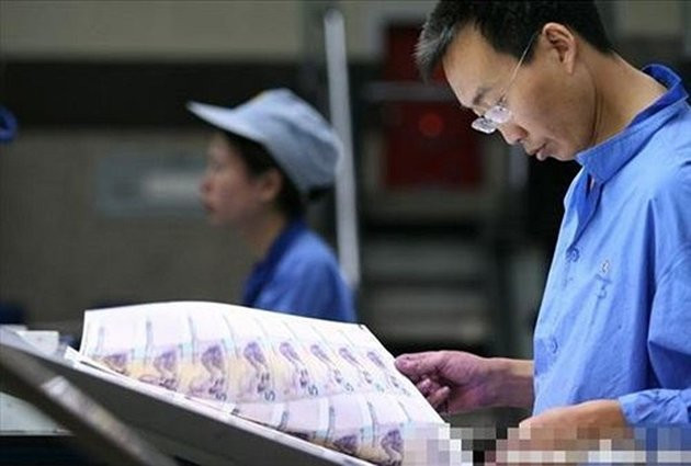 Còn đây là khung cảnh bên trong nhà máy in tiền ở Trung Quốc.