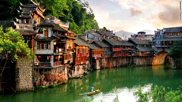 Phố cổ Phượng hoàng của Trung Quốc thu hút đông đảo du khách hàng năm.