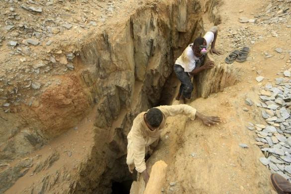 Công nhân leo ra từ một mỏ vàng địa phương ở Al-Ibedia.