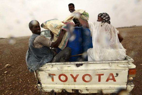 Công nhân mỏ vàng trên một chiếc xe tải đến mỏ vàng.