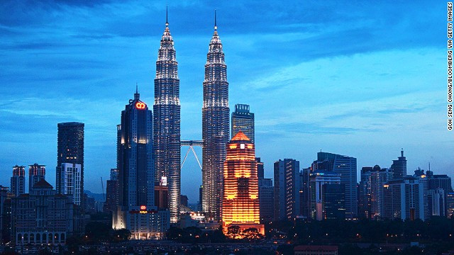 Tháp đôi Petronas, Kuala Lumpur, Malaysia. Tháp đôi Petronas không chỉ nổi tiếng về độ cao 452 m mà còn là một công trình có kiến trúc đẹp và lộng lẫy, xứng đáng là biểu tượng của đất nước Malaysia.