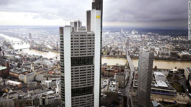 Trụ sở của ngân hàng Commerzbank ở Frankfurt, Đức. Đây là tòa nhà cao nhất nước Đức và thứ 2 ở châu Âu hiện nay với độ cao 300m và chi phí xây dựng là 414 triệu USD. Tòa nhà đánh giá là công trình thân thiện với môi trường khi tận dụng được nguồn sáng tự nhiên rất tốt cũng như cắt giảm sử dụng năng lượng.