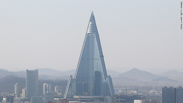 Khách sạn Ryugyong ở Bình Nhưỡng, Triều Tiên, gồm 105 tầng, toàn bộ bên ngoài được ốp bằng kính. Khách sạn Ryugyong đã mất hàng thập kỷ để hoàn thành và với chi phí lên đến hàng triệu USD. Khách sạn này là một trong những khách sạn cao nhất thế giới, với hơn 3000 phòng, không chỉ có 1 mà có đến 5 nhà hàng luân phiên phục vụ.