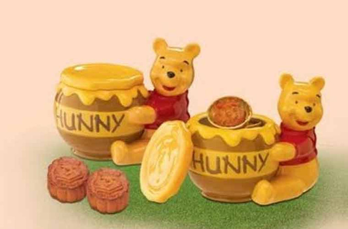 Chiếc hộp bánh mang hình hũ mật ong được chú gấu Pooh ngộ nghĩnh ôm đến mời bé ăn.