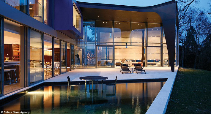 Người phát ngôn nhà đấu giá Sotheby's International, đơn vị tổ chức đấu giá dinh thự cho biết: “Đây là một trong những bất động sản ấn tượng nhất đang được rao bán. Tòa nhà mang phong cách riêng đậm nét, nguyên bản và đem đến những góc nhìn đẹp tuyệt bên hồ Geneva".