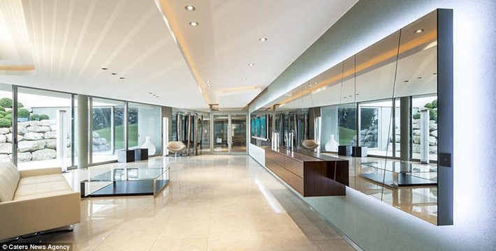 Ở cuối khu vườn, 2 căn nhà phụ gồm một phòng studio và một gác xép có mái hiên, sân kín và không gian sinh hoạt.