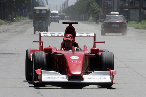 Anh Zhao Xiuguo điều khiển chiếc xe đua tự chế “F1" của mình ở Đường Sơn, tỉnh Hà Bắc, tháng 7/2006.