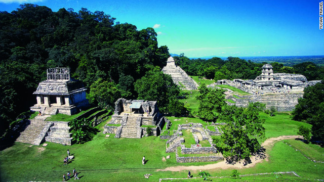 Kim tự tháp của người Maya tràn ngập ở Palenque , Mexico.
