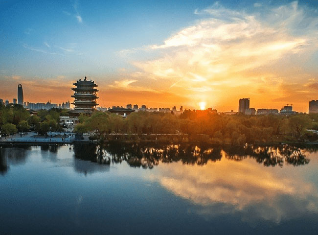 Ngoài nguyên nhân về môi trường kể trên, một nguyên nhân khác là do tập tính sống của loài ếch. Thông thường, ếch kêu đều chọn những vùng nước nông, bụi sậy. Tuy hồ Đại Minh cũng có bụi sậy nhưng vẫn là hồ nước sâu nên không thích hợp cho ếch kêu theo thói quen.
