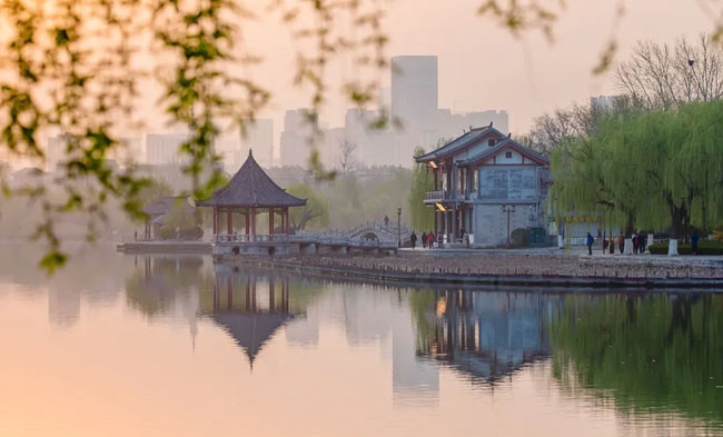 Song, khi đó Càn Long đến đây để nghỉ ngơi, chứng kiến cảnh tượng này chắc hẳn đã khiến ông không khỏi khiếp đảm. Sau đó, Càn Long đã ban hành một thánh chỉ, đó là "Rắn về hang, ếch không kêu". Từ đó, người ta không còn nhìn thấy rắn trườn bò, không nghe thấy tiếng ếch nhái kêu ở hồ Đại Minh. Tuy nhiên, đây chỉ là một truyền thuyết. Căn cứ vào góc độ khoa học thì việc động vật nghe lời theo chiếu chỉ của con người là chuyện hoang đường.