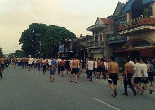 Họ đi thong dong bên cạnh họ sự đề phòng của người dân địa phương.