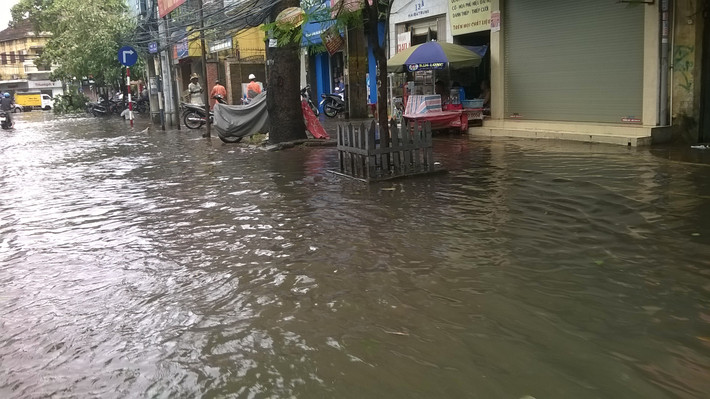 Nước tràn ngập cả vỉa hè.