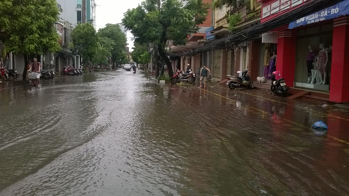 Nhiều tuyến đường chìm trong nước.
