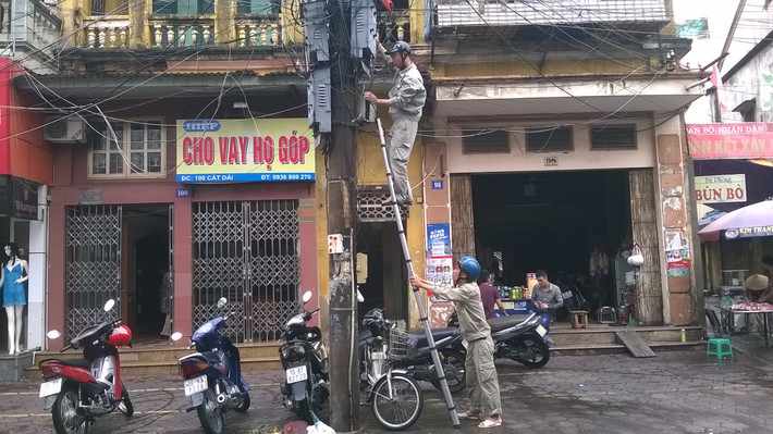 Do ảnh hưởng của bão, Hải Phòng mất điện trên diện rộng từ 22h đêm qua. Khoảng 8h30 sáng nay, một số khu vực mới có điện trở lại. Nhiều nơi vẫn chưa có điện.