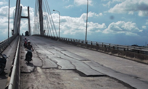 Mặt đường gồ ghề, lồi lõm với nhiều cạm bẫy người tham gia giao thông.