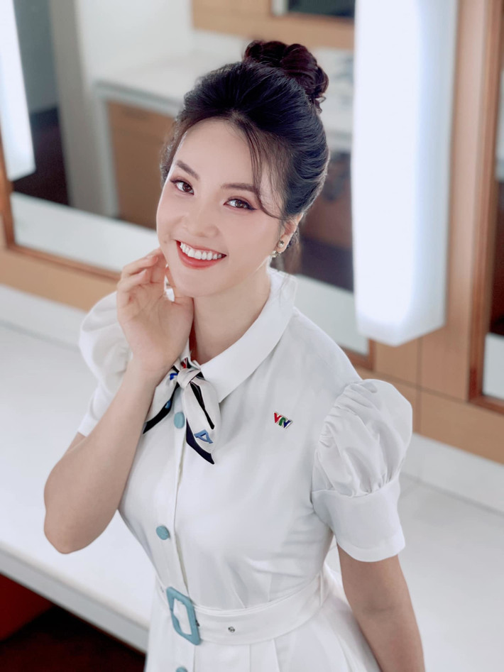 Sao Việt hôm nay 10/10: Thụy Vân chuyển động 24h VTV xinh đẹp trẻ trung hơn người.
