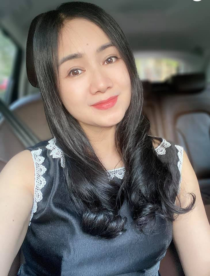 "Phần lớn cái gì óng ánh cũng thích, vàng bạc, kim cương, châu chấu chẳng hạn... có mỗi ánh bạc trên tóc là không thích thôi", NSND Thu Hà viết.