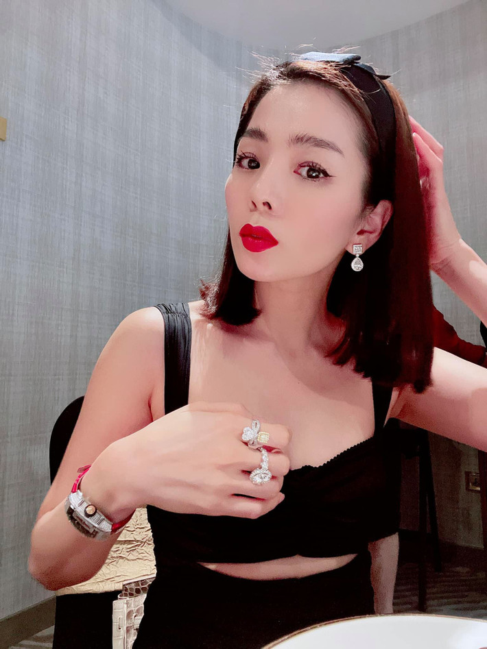 Ca sĩ Lệ Quyên đeo đầy kim cương trên người.