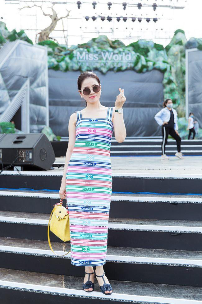 Nữ ca sĩ dát hàng hiệu từ đầu tới chân, từ kính mắt, túi xách, nhẫn, đồng hồ và dường như sợ mọi người không biết sandals của hãng nào nên Lệ Quyên phải chọn ngay đôi có đính điểm nhấn hoa trà màu đen đặc trưng của thương hiệu Chanel.