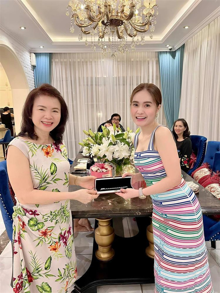 Trên trang cá nhân, nữ đại gia chia sẻ: "Chúc mộng chè (mẹ chồng) sinh nhật vui thật vui, 67 tuổi mà đẹp gái quá trời. Thương lắm à nha". Dù là bữa tiệc tổ chức tại nhà nhưng không chỉ cô mà các thành viên khác cũng "lên đồ" rất chỉn chu. Tại đây, cô tặng cho mẹ vòng đeo tay kim cương có giá 130 triệu đồng.
