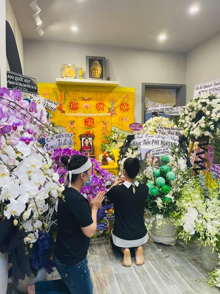 áng nay, ca sĩ Nhật Kim Anh cũng chia sẻ hình ảnh đến nhà riêng viếng đàn chị Phi Nhung.