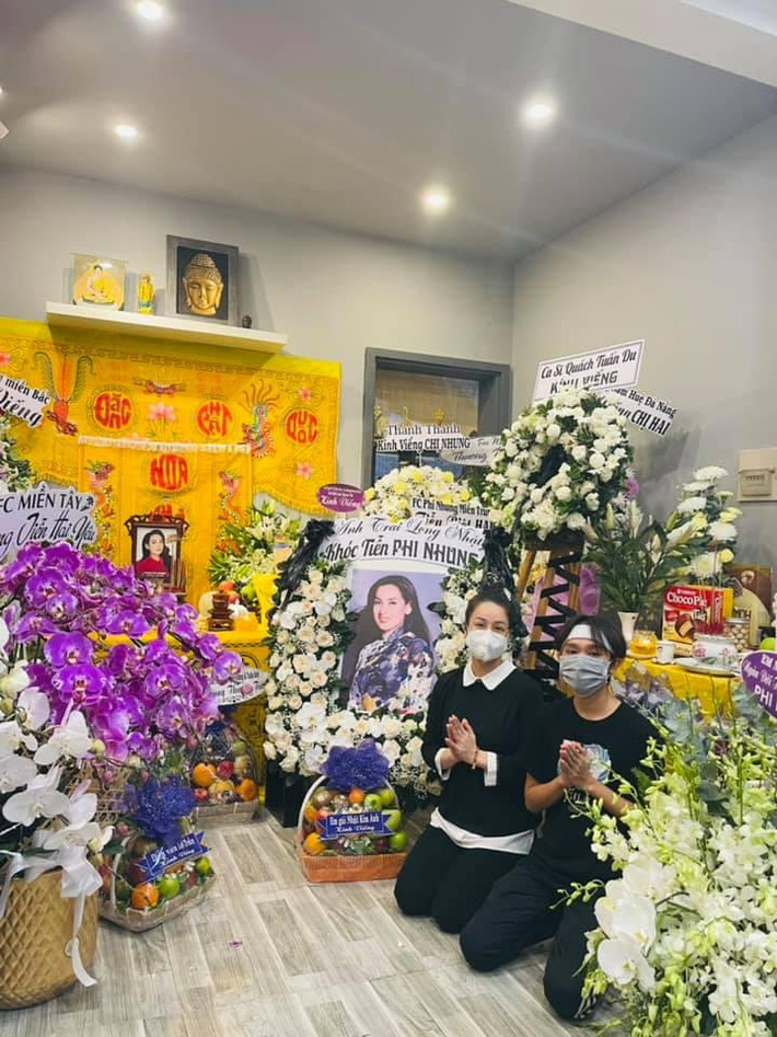 ữ ca sĩ bên Hồ Văn Cường - người con nuôi nổi tiếng nhất của cố ca sĩ Phi Nhung. Giọng ca trẻ buồn bã, tiều tụy đi thấy rõ.