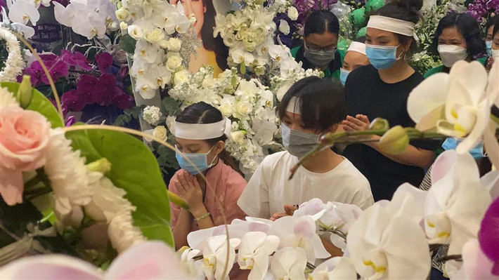 áng 30/9, sư thầy và các thành viên trong gia đình Phi Nhung đã tiến hành làm lễ cầu siêu cho cố ca sĩ tại nhà riêng. Từ đó tới nay, một số sao Việt đã lui tới cơ ngơi của cố ca sĩ để thăm viếng, số khác gửi hoa viếng thành kính phân ưu.