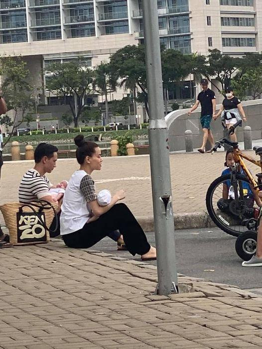 Trong một bức ảnh được "team qua đường" chộp lại, chiếc túi cói hiệu Kenzo có giá hơn 11 triệu đồng được Hà Hồ xách theo chỉ để đựng đồ dùng của con, thậm chí đặt thẳng trên vỉa hè.