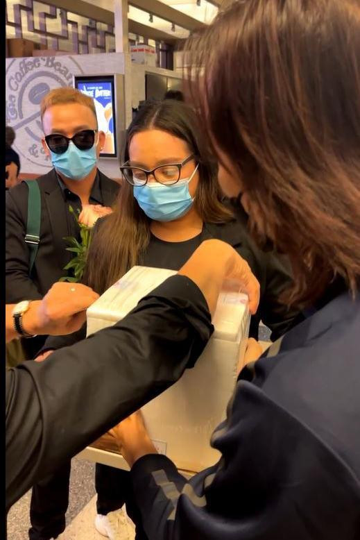 Tại phi trường Los Angeles, khoảnh khắc Wendy Phạm - con gái Phi Nhung - nhận hũ tro cốt mẹ trong nước mắt khiến nhiều người không khỏi xót xa.