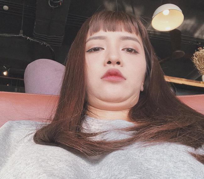 Bích Phương khiến fans "cười lăn" khi khoe bức ảnh selfie lầy lội. Thay vì khoe góc mặt xinh tươi, nữ ca sĩ chẳng ngại tự "dìm" nhan sắc với góc máy chụp từ dưới lên, khoe cằm nọng và mái tóc siêu ngố tàu.
