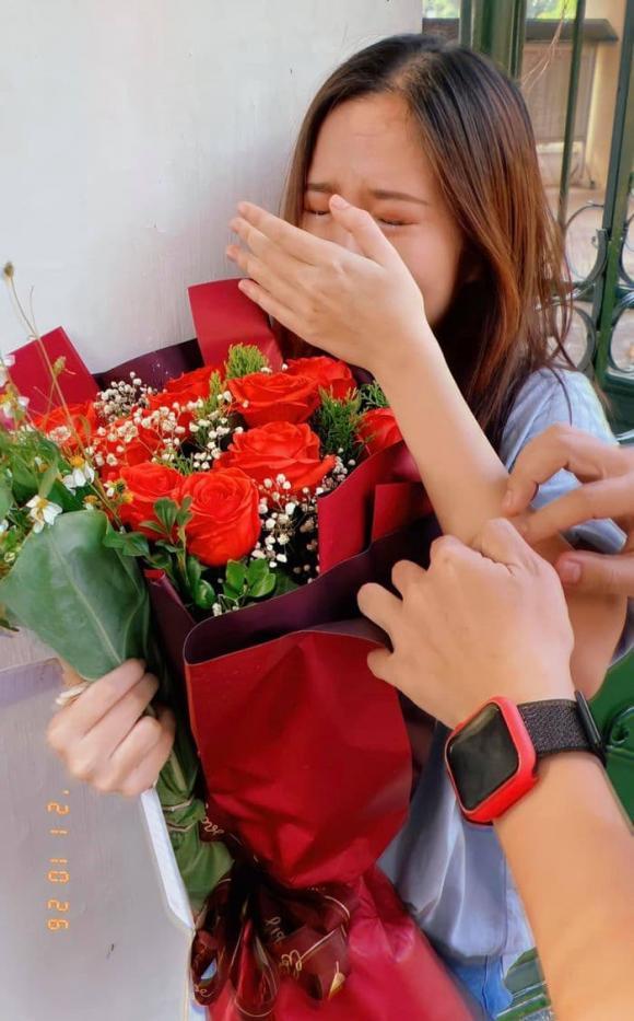 br/> Mới đây, diễn viên trẻ Nguyễn Hoàng Ngọc Huyền đã có buổi chia tay đầy nước mắt với ê-kip đoàn phim " Mặt nạ gương" sau 4 tháng gắn bó. Trên trang cá nhân, con gái hot girl của NSƯT Hoàng Hải viết: "Cuộc đời này mình ghét nhất là chia ly, mình rất sợ phải chia tay với thứ gì đó khi nó đã trở thành một phần cuộc sống của mình trong suốt một thời gian".