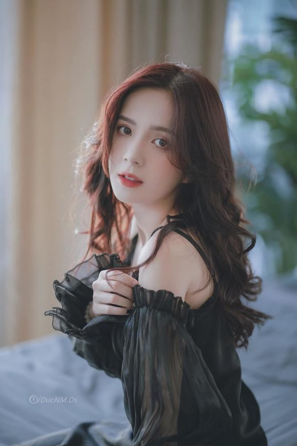 Sau vai diễn đầu tay Jun trong "Những ngày không quên", Nguyễn Hoàng Ngọc Huyền trở lại màn ảnh ở bộ phim thứ 2 trong series "Cảnh sát hình sự" mang tên "Mặt nạ gương" đang phát sóng trên VTV.