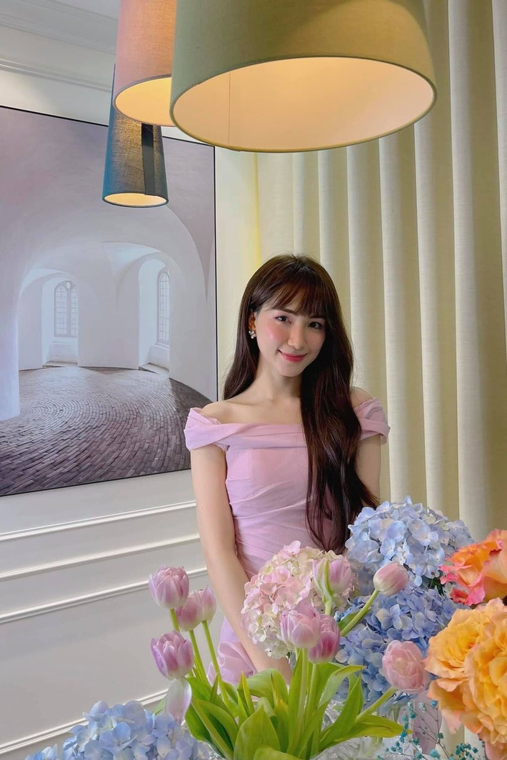Sau khi công khai có con, Hòa Minzy ngày càng được nhiều khán giả yêu mến vì nhan sắc xinh đẹp mặn mà, thời trang thăng hạng và giữ nguyên được tính tình hài hước.
