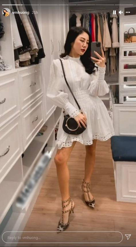 br/> Văn Mai Hương là một trong những mỹ nhân lột xác thành công sau khi giảm cân. Thời mới bước chân vào showbiz, giọng ca Hương sở hữu thân hình thừa cân, ú nu với làn da ngăm đen không mấy ấn tượng. Sau nhiều lần bị "bodyshaming" lẫn lộ clip nóng trong phòng thay đồ, Văn Mai Hương quyết tâm giảm cân nghiêm ngặt bằng cách chăm chỉ tập luyện và chế độ ăn khoa học.