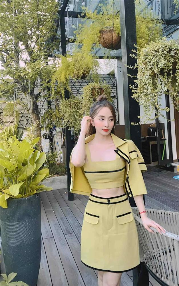 Như trên hình, diễn viên Quỳnh Nga chọn cho mình set váy áo đồng bộ mang sắc vàng chanh, nhấn nhá bằng những đường viền đen nổi bật. Thiết kế vừa vặn giúp người đẹp 8X tôn lên làn da trắng cùng vòng eo thon thả.