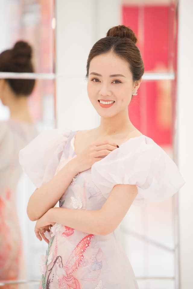 Vợ NSND Công Lý đăng ảnh tươi vui và viết: ''Ai rồi cũng phải khác đi rất nhiều. Và họ sẽ đổi thay để thích nghi với mọi hoàn cảnh. Chông gai mới biết bản lĩnh và liều lĩnh đến đâu''.