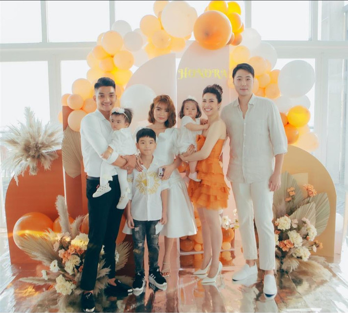br/> Mới đây, Pha Lê đăng loạt ảnh trong tiệc sinh nhật ái nữ - bé Ốc - trên trang cá nhân. Trong ảnh là cuộc hội ngộ của gia đình nữ ca sĩ và gia đình Mạc Văn Khoa. Khoảnh khắc đông vui khiến nhiều người thích thú. Tuy nhiên, chiếm spotlight trong loạt ảnh là biểu cảm của ái nữ Minnie nhà Mạc Văn Khoa.