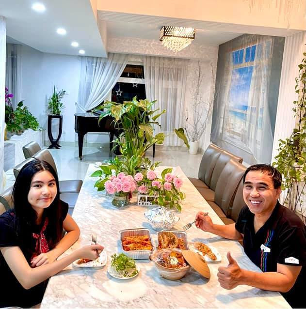 Sao Việt 3/10: MC Quyền Linh vui vẻ ăn tối cùng con gái sau những ngày xa cách.