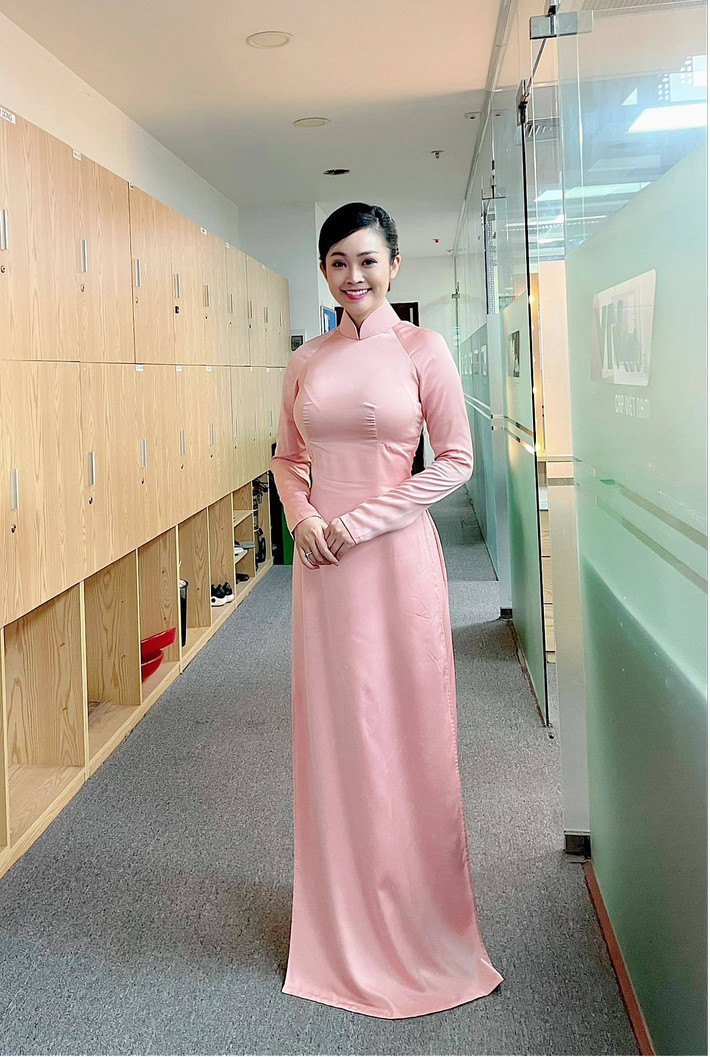 MC Thùy Linh tích cực chăm chỉ làm việc cuối tuần.