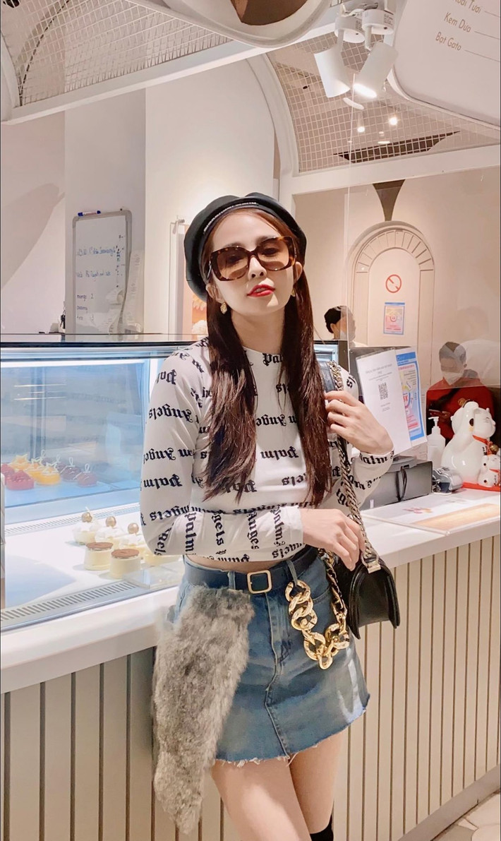 "Mùa đông lạnh nhưng đẹp và thu hút, cũng như ánh mắt em lạnh lùng, cuốn hút làm nghiêng ngả trái tim ai", Quỳnh Nga "thả thính".