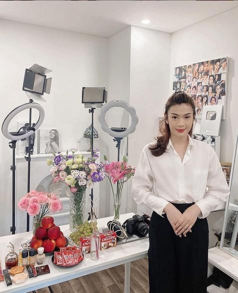 Trước đó, trong ngày Giỗ Tổ Nghề, Lộc chơi lớn khi diện áo sơ mi sơ vin cùng chân váy dài tông đen - trắng rất thanh lịch. Giọng ca Sài Thành còn tạo dáng rất Hoa hậu.